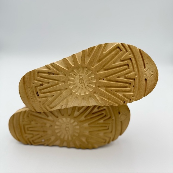 UGG Goldenstar Cross Slide size 6 - Picture 7 of 8